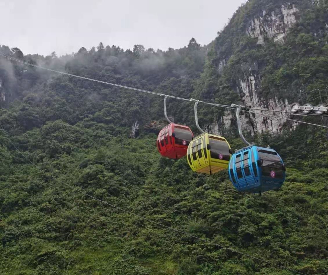 铜仁市德江县高山镇五彩洋山河景区藏龙谷索道：配套六人吊厢。